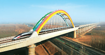 复兴号驶过“彩虹桥”——京雄城际铁路霸雄特大桥。