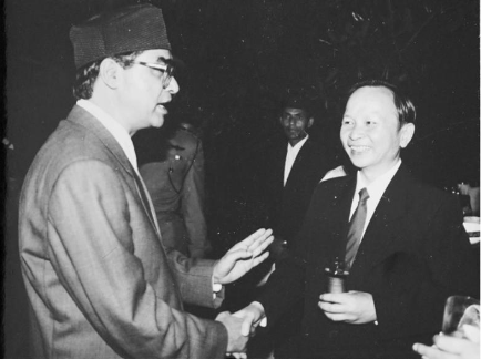 1995年，张九桓大使与尼泊尔首相德乌帕交谈