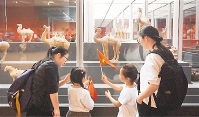 十三五”期间，中国博物馆备案数量由4692家增长至5535家，免费开放博物馆由4013家增长至4929家。图为孩子们在博物馆参观。5