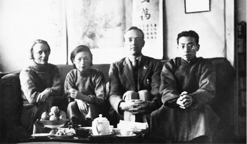 美国哈佛教授、著名历史学家费正清夫妇来访李庄，与梁思成、林徽因夫妇交流