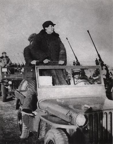 1949年3月25日，毛泽东乘敞篷车在西苑阅兵检阅高炮部队。