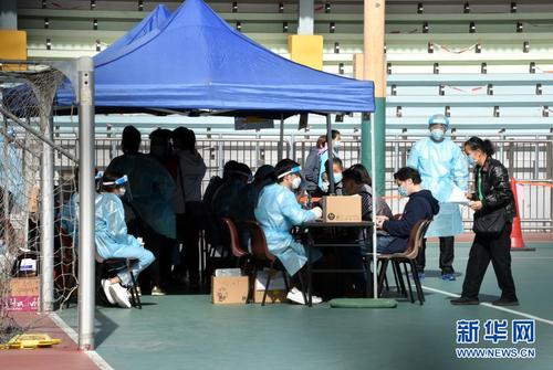 1月21日，香港市民排队等候做核酸检测。新华社记者 卢炳辉 摄 (2)