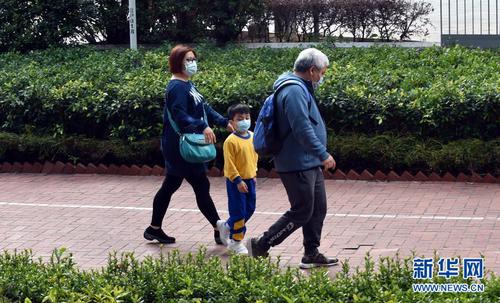 1月21日，戴着口罩的香港市民在公园内行走。新华社记者 卢炳辉 摄