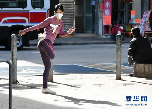 　1月21日，戴着口罩的香港市民在运动。新华社记者 卢炳辉 摄