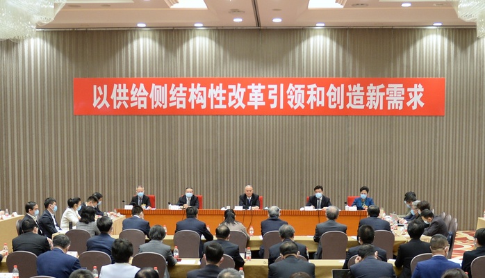 北京市政协十三届四次会议举行联组会