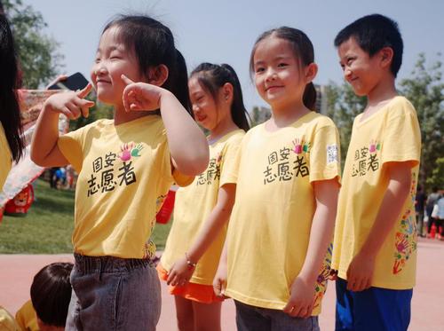 2020年“六一”儿童节前夕，河北省固安县的小小志愿者们。 本报记者 顾磊 摄