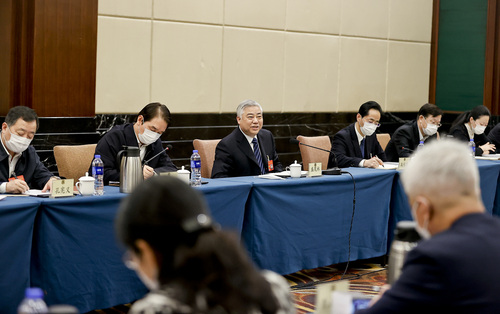 市政协主席盛茂林参加工会界别委员小组讨论