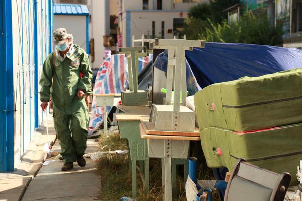 2014年，云南鲁甸地震发生后，民间救援队伍进行现场消杀。近10年来，慈善组织已成为应急救援领域重要力量。本报记者 顾磊 摄