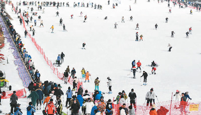 　　滑雪爱好者在杭州临安大明山万松岭滑雪场滑雪。
