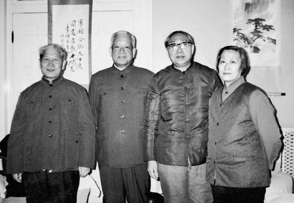 1987年春节，胡华（左三）、宋涛（左一）与袁宝华夫妇合影