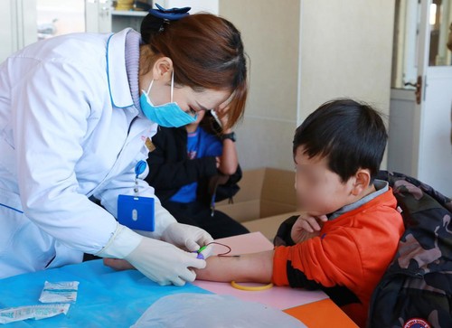 临汾市第三人民医院医护人员到临汾红丝带学校为学生进行体检