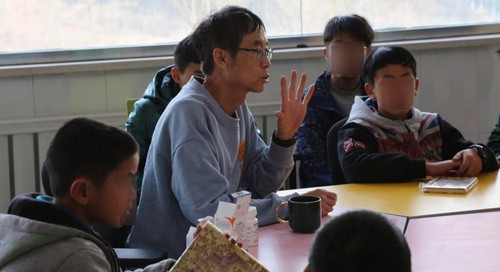 临汾红丝带学校郭小平校长给孩子们讲解新药的注意事项