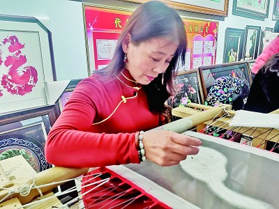 山西省忻州市代县雁绣坊文化艺术有限公司内，绣娘正在刺绣。