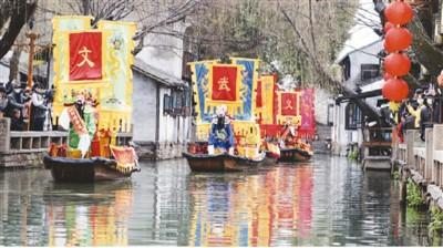 农历正月初五，江苏周庄古镇举行水上“迎财神”民俗表演。朱桂根摄 新华社发