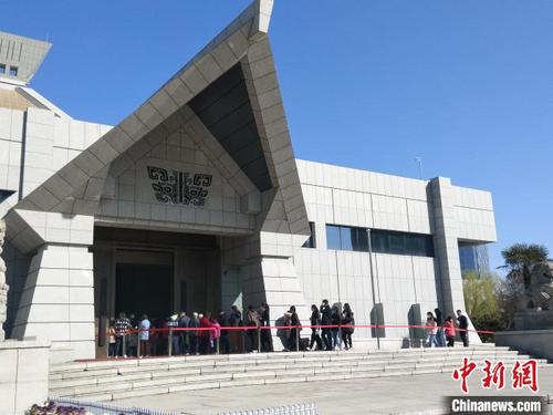 河南博物院入口处，游客排队等候入场。　杨大勇　摄