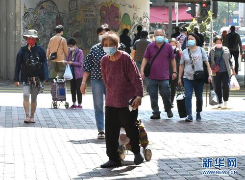 2月23日，香港市民佩戴口罩出行。新华社记者 卢炳辉 摄