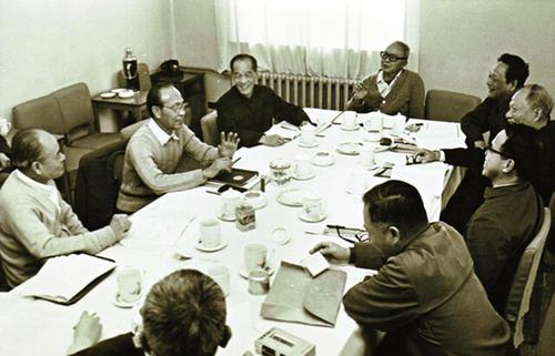 1982年12月，在全国政协五届五次会议上，政协台盟界委员在讨论《政府工作报告》。