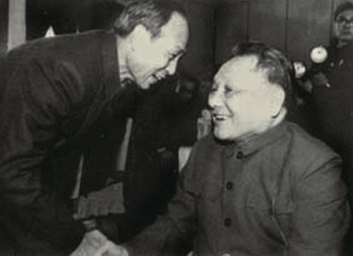 1981年1月，全国政协主席邓小平与台盟总部理事会主席蔡啸在全国政协举办的新春茶话会上亲切交谈。