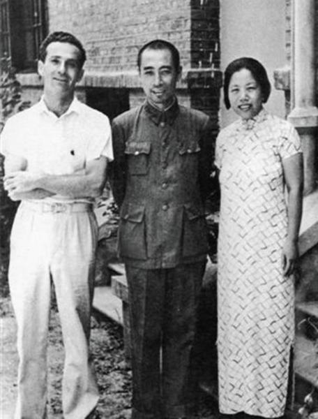 1938年夏，周恩来和邓颖超在武汉会见埃德加·斯诺