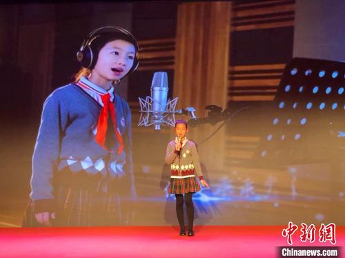 温州市蒲鞋市小学学生吴悦尔演唱原创抗疫歌曲《给墨儒姐姐的信》。　潘沁文 摄