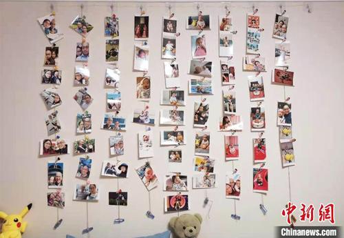 陈栢元家中的照片墙记录着他与妻子、儿子度过的美好时光。　陈栢元 摄