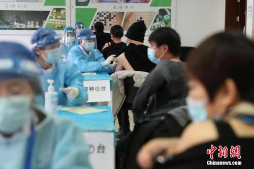 资料图：1月8日，在北京市海淀区学院路街道临时接种点内，医护人员为接种者注射疫苗。 中新社记者 蒋启明 摄