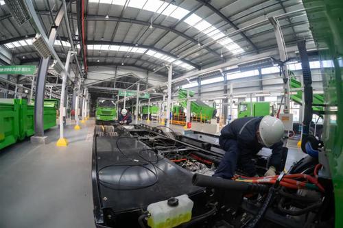 青岛得先新能源汽车制造有限公司技术工人正在组装氢燃料电池自卸车1