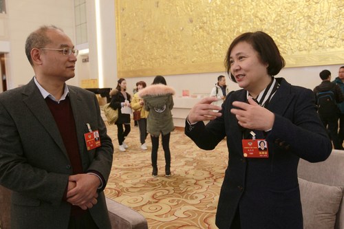 赵庆丰委员（右一）和蒋齐委员在交流提案