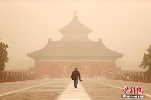 3月15日，北京天坛公园笼罩在沙尘中。 中新社记者 富田 摄