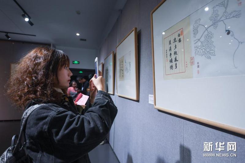 3月16日，在浙江理工大学丝绸博物馆内，学生在观看十竹斋木版水印艺术作品展。