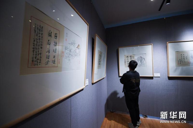 3月16日，在浙江理工大学丝绸博物馆内，学生在观看十竹斋木版水印艺术作品展。新华社记者 徐昱 摄