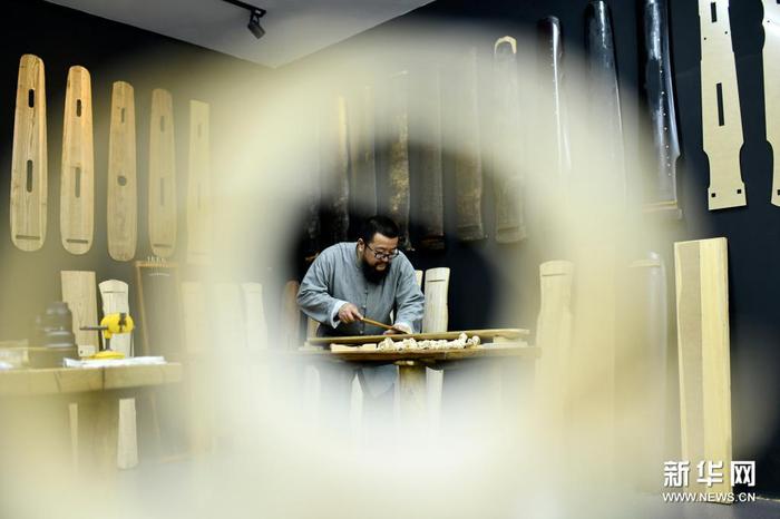 4月2日，贵州遵义市级非物质文化遗产（古琴制作）代表性传承人王兵在工作室制作古琴。新华社发（罗星汉 摄）