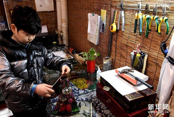 李赛在工作室里制作皮影（3月19日摄）。新华社记者 李安 摄