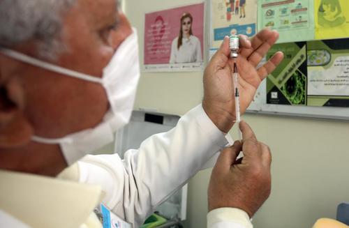 3月7日，一名医护人员在伊拉克巴格达准备进行新冠疫苗接种工作。（新华社发，哈利勒·达伍德摄）