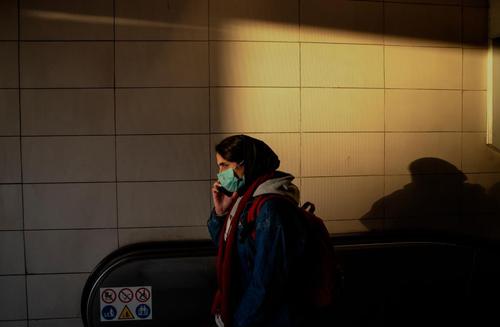 1月23日，一名佩戴口罩的女子走出伊朗首都德黑兰的一处地铁站。（新华社发，艾哈迈德·哈拉比萨斯摄）