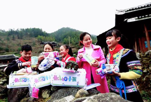 “HELLO小孩”公益项目把爱心送进苗乡侗寨