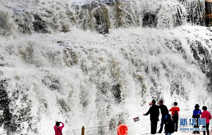　4月13日，游人在陕西壶口瀑布景区游览。