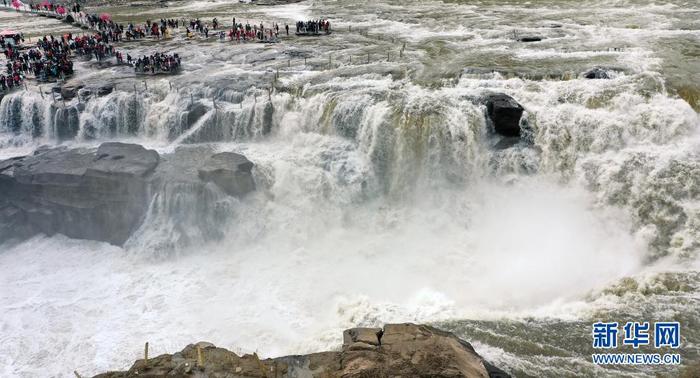 4月12日，游人在陕西壶口瀑布景区游览（无人机照片）。