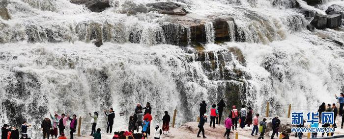 4月13日，游人在陕西壶口瀑布景区游览。