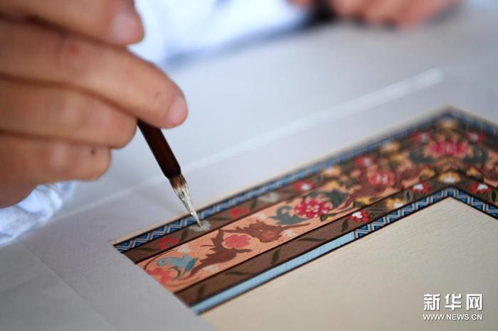 黄晶蓉在画板上给天水丝毯的设计小稿上色（4月12日摄）。新华社记者 杜哲宇 摄