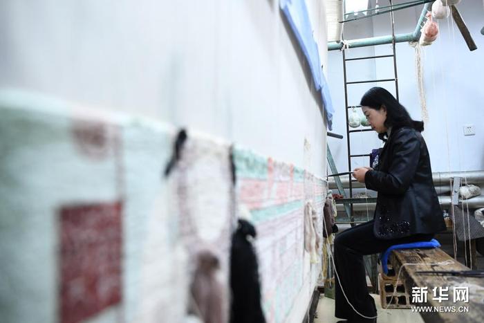 黄晶蓉在天水丝毯织造车间里编织丝毯（4月12日摄）。新华社记者 陈斌 摄