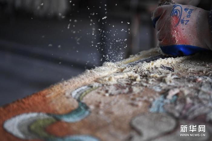天水丝毯的织造工人进行丝毯的平整工作（4月12日摄）。新华社记者 陈斌 摄