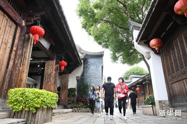 4月18日，游客在福州三坊七巷的黄巷中穿行。新华社记者林善传摄