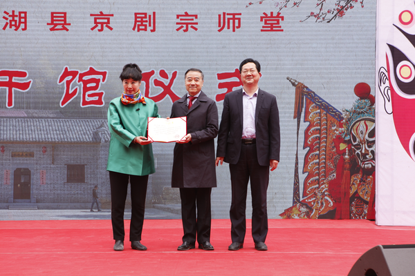 太湖县委常委、县委宣传部长李加生为孙萍、叶金森颁发捐赠证书