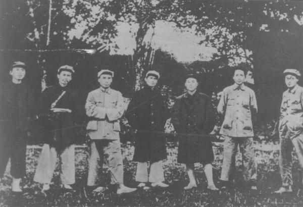 朱德与苏区中央局委员在瑞金合影，左二起任弼时、朱德、邓发、项英、毛泽东、王稼祥