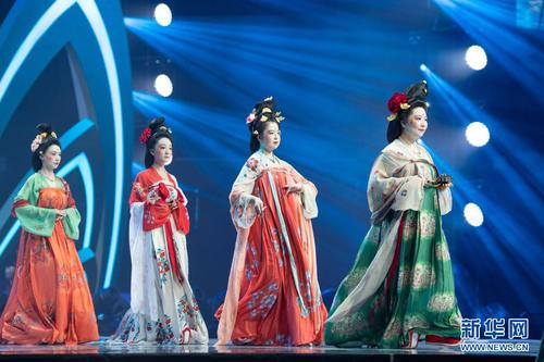 4月17日，模特在第四届“中国华服日”活动中走秀。