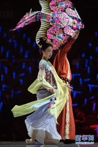 4月17日，模特在第四届“中国华服日”活动中走秀。2