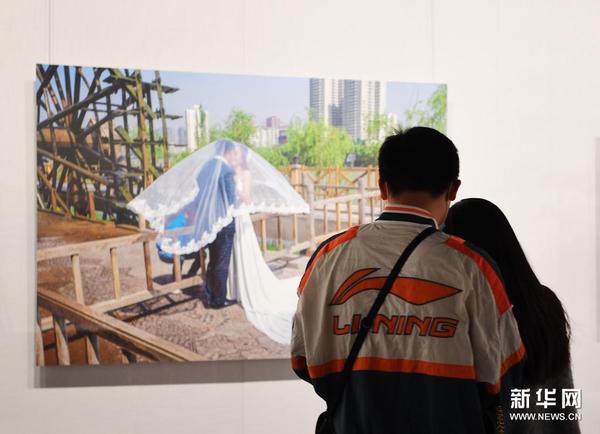 4月18日，市民在参观“新时代黄河大合唱”大型摄影主题展览。
