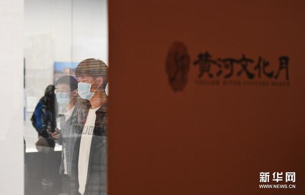 4月18日，市民在参观“新时代黄河大合唱”大型摄影主题展览。新华社记者 张浩然 摄