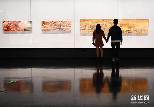 4月18日，市民在参观“新时代黄河大合唱”大型摄影主题展览。新华社记者 张浩然 摄1